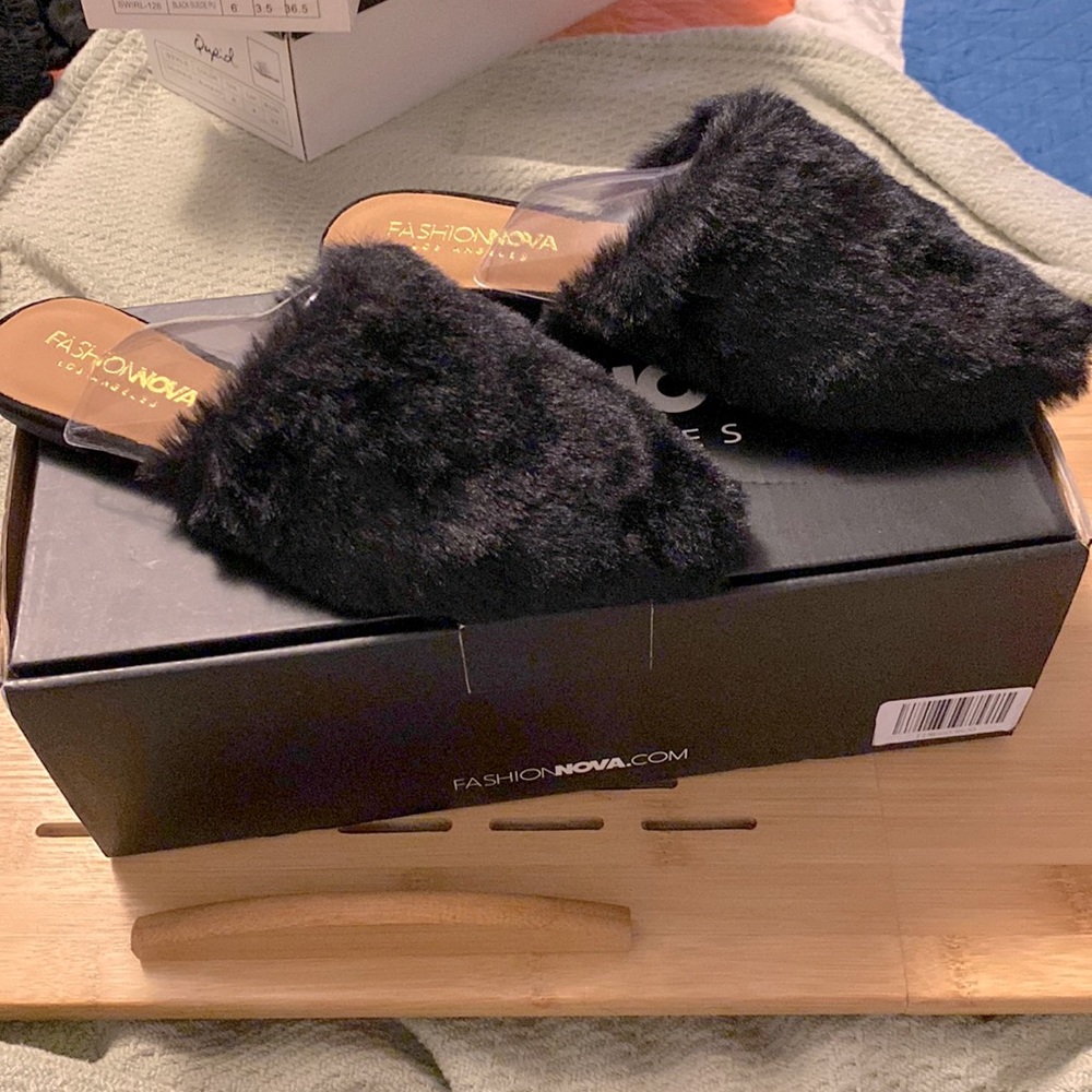 Fashion Nova Blog75 Black Furry Mules size 6 NIB